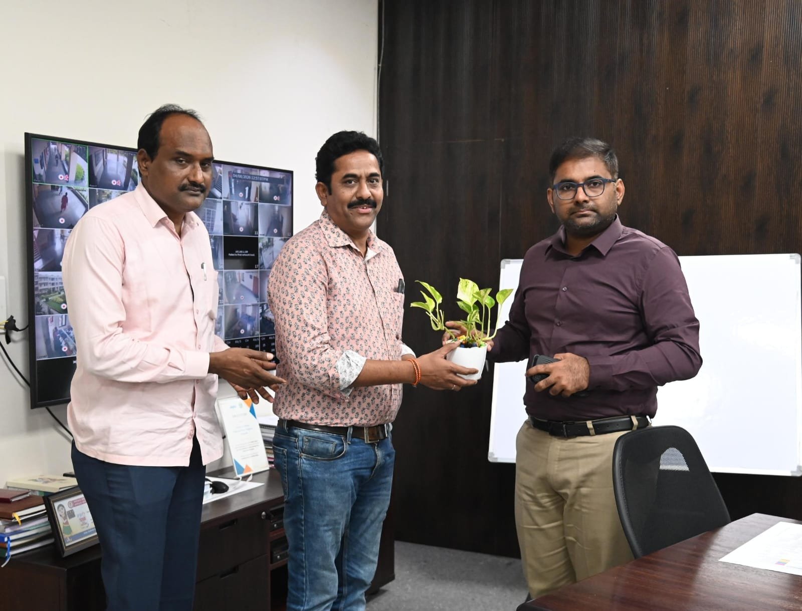జిల్లా కలెక్టర్‌ను మర్యాదపూర్వకంగా కలిసిన ఇన్‌చార్జి జిల్లా ట్రెజరీ అధికారి కె. రమేష్